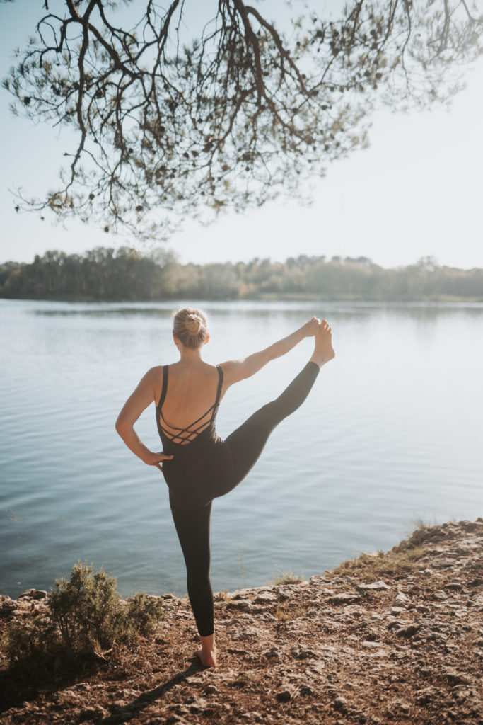 Sarah yoga aime et respire posture sur un pied